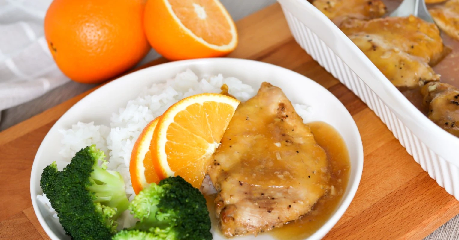 Appelsiinikana uunissa paistamisen jälkeen valkoisella lautasella