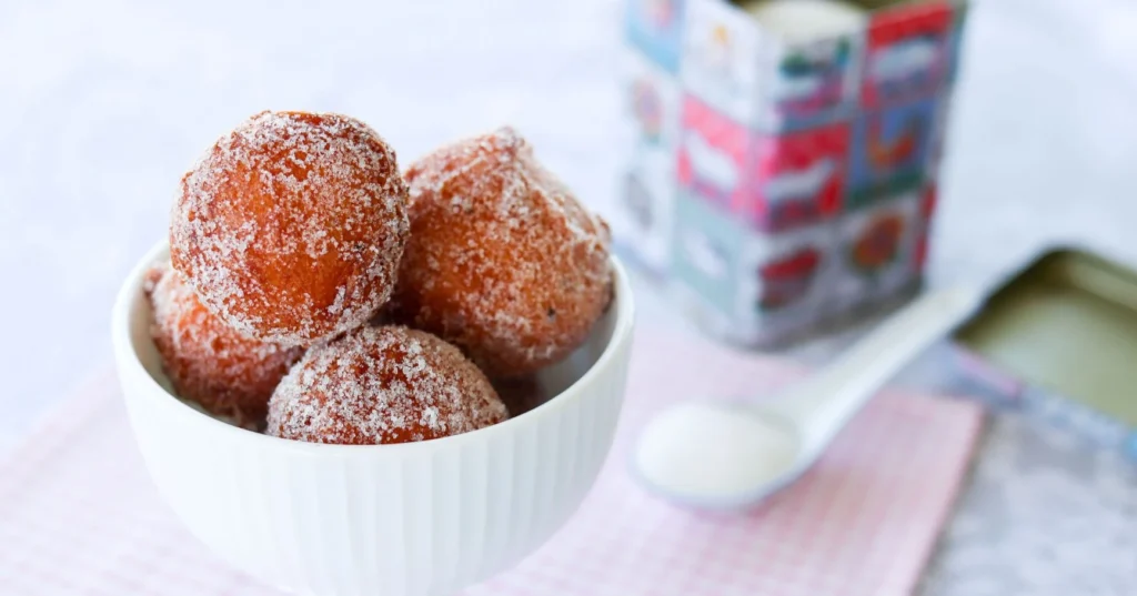 Pyöreitä gluteenittomia appelsiinimunkkeja.