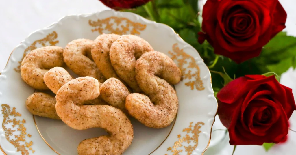 Kaneliässiä tarjoilulautasella.