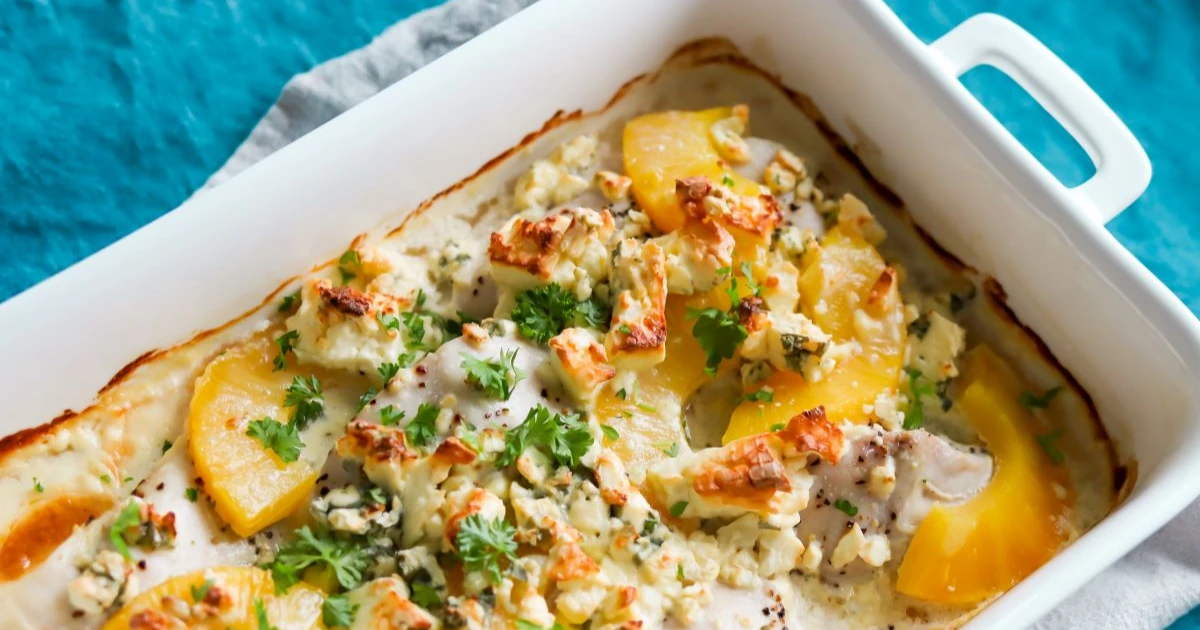 Aurajuustobroileri kypsennettynä valkoisessa uunivuoassa.