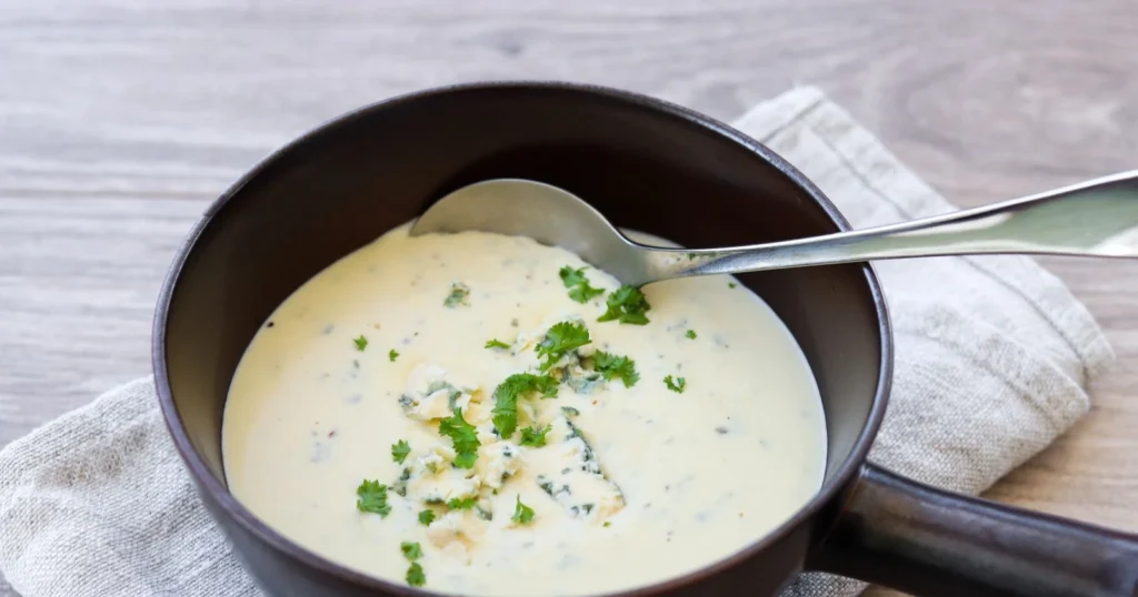 Aurajuustokastiketta tarjoilukulhossa persiljalla koristeltuna.