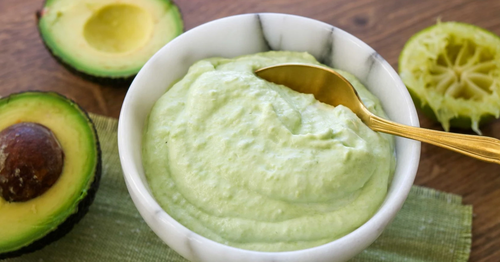 Avokadokastike ja puolitettuja avokadoja.