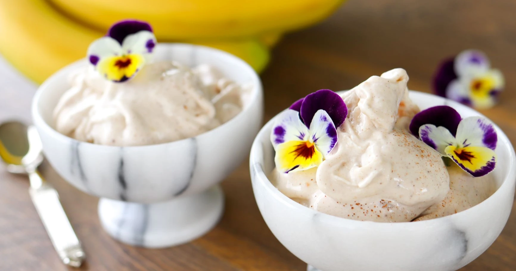 Banaanijäätelö tehdään jäisistä banaaneista.