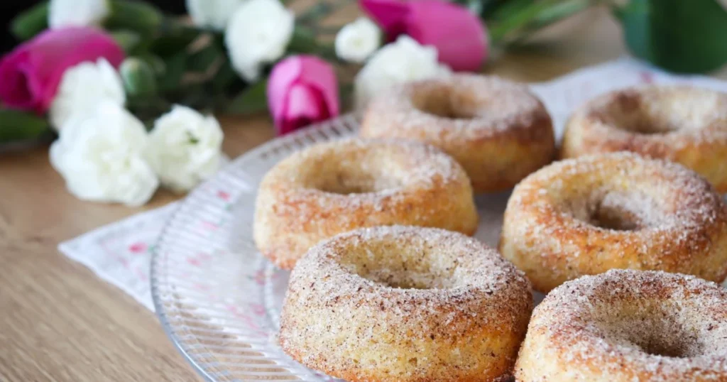 Donitsipellillä paistettuja donitseja kanelisokerilla koristeltuna.