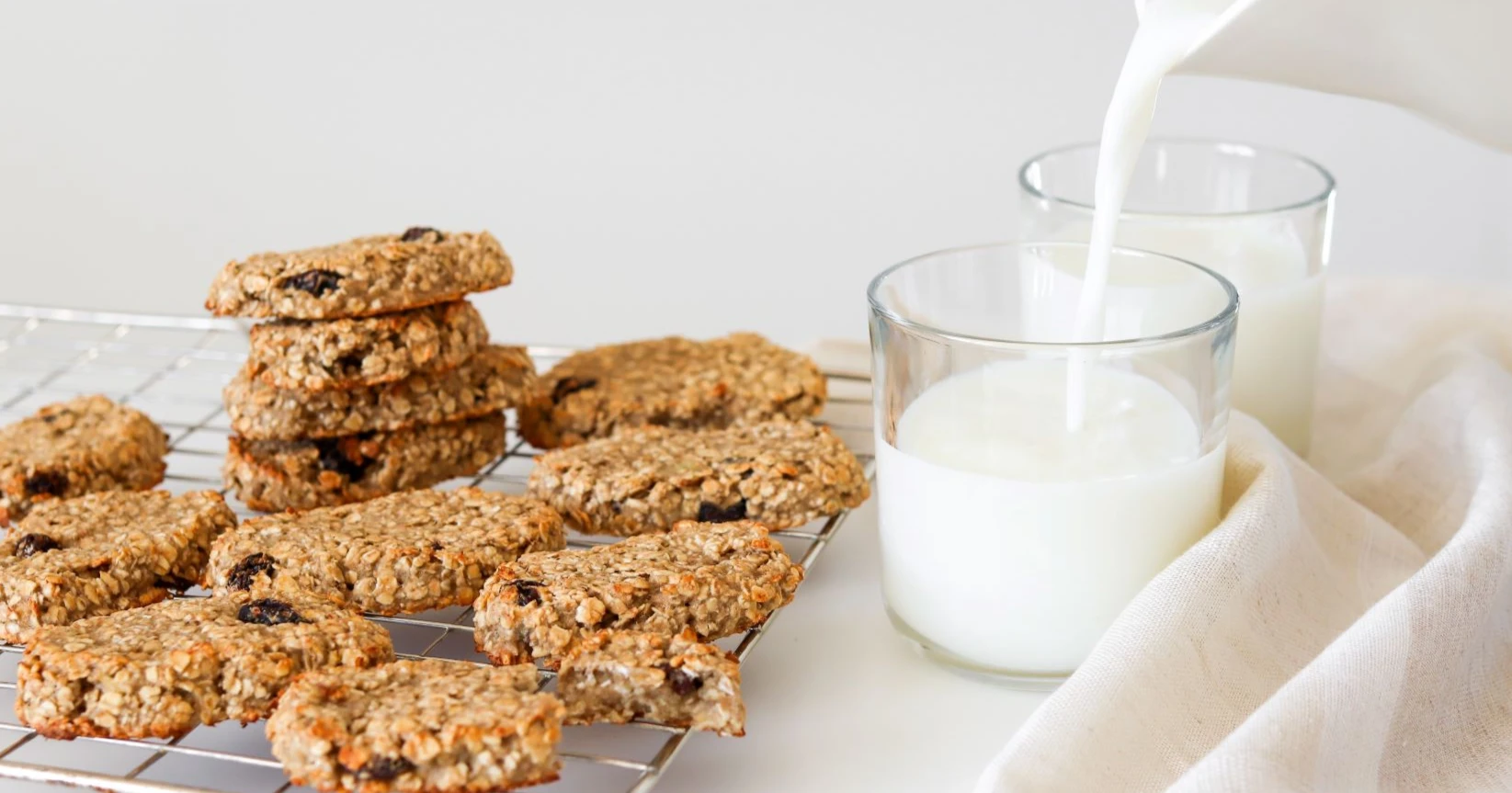 Banaanikeksit maitolasillisten kanssa.