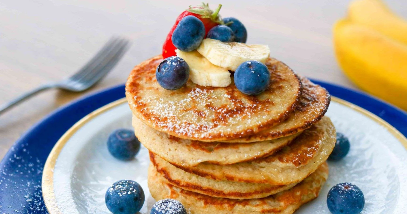 Banaanilettuja tuoreiden mustikoiden ja banaanin kera.