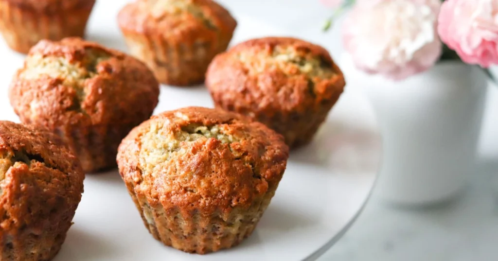 Banaanimuffinssit valkoisella tarjoilualustalla.