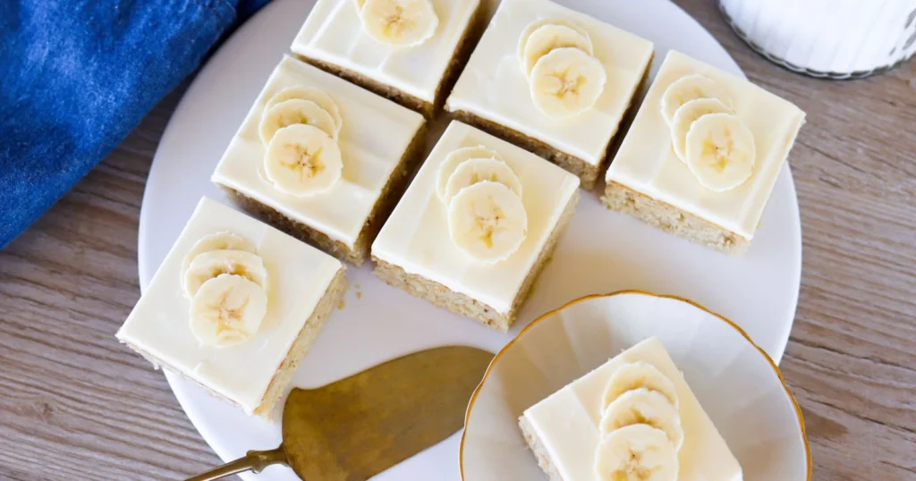 Banaanipiirakkaa, jonka päällä on vaalea kuorrutus.