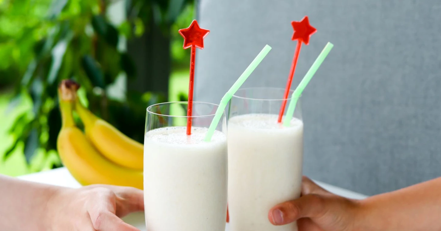 Banaanipirtelö kahdessa korkeassa lasissa.