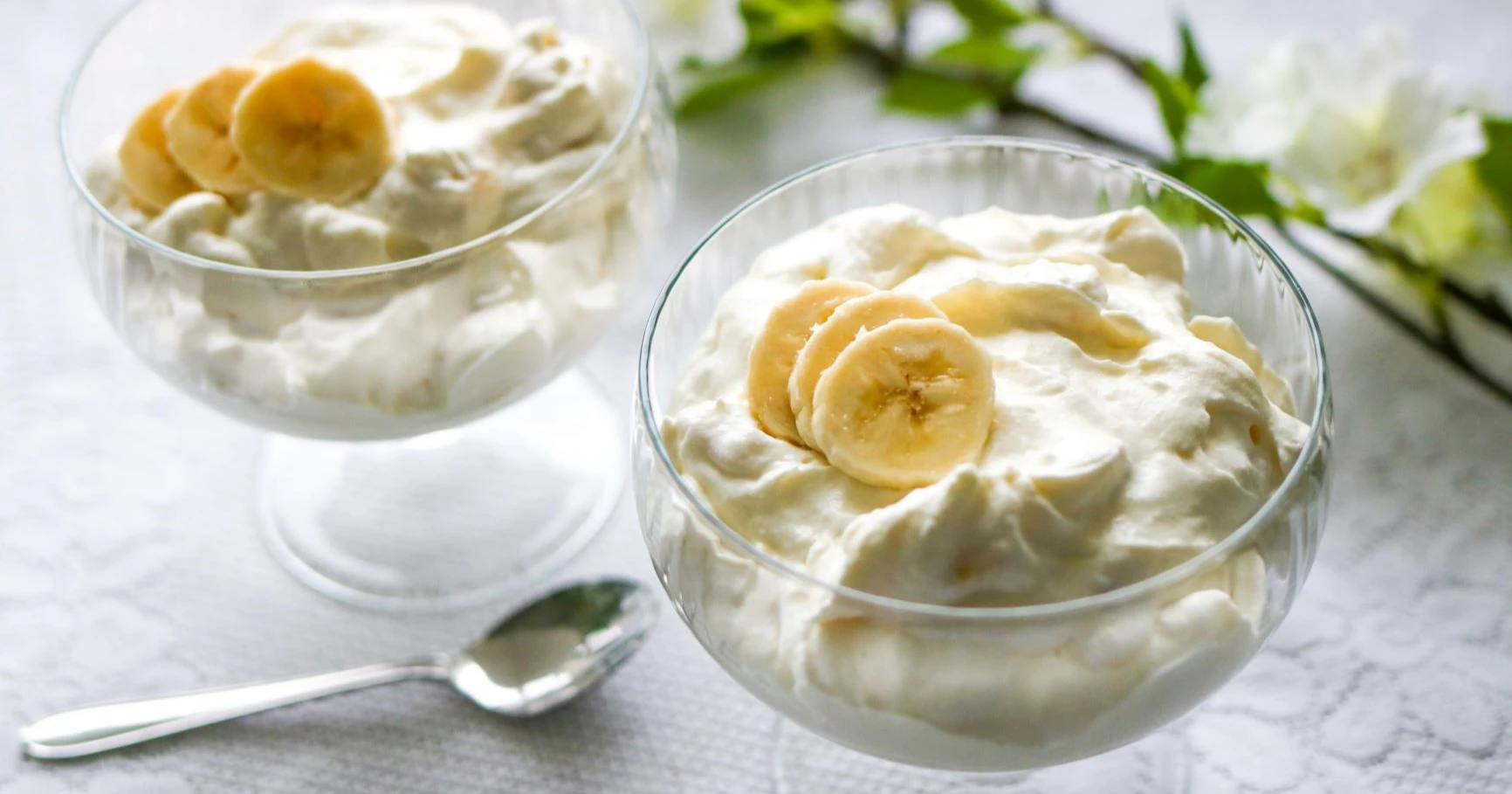 Banaanirahka jalallisissa lasikulhoissa.