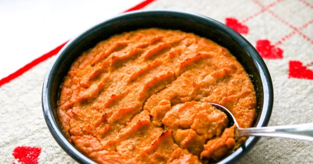 Bataattilaatikko Kerman saven klassisessa uunivuoassa.