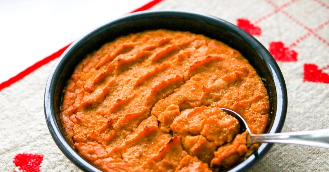 Bataattilaatikko Kerman saven klassisessa uunivuoassa.