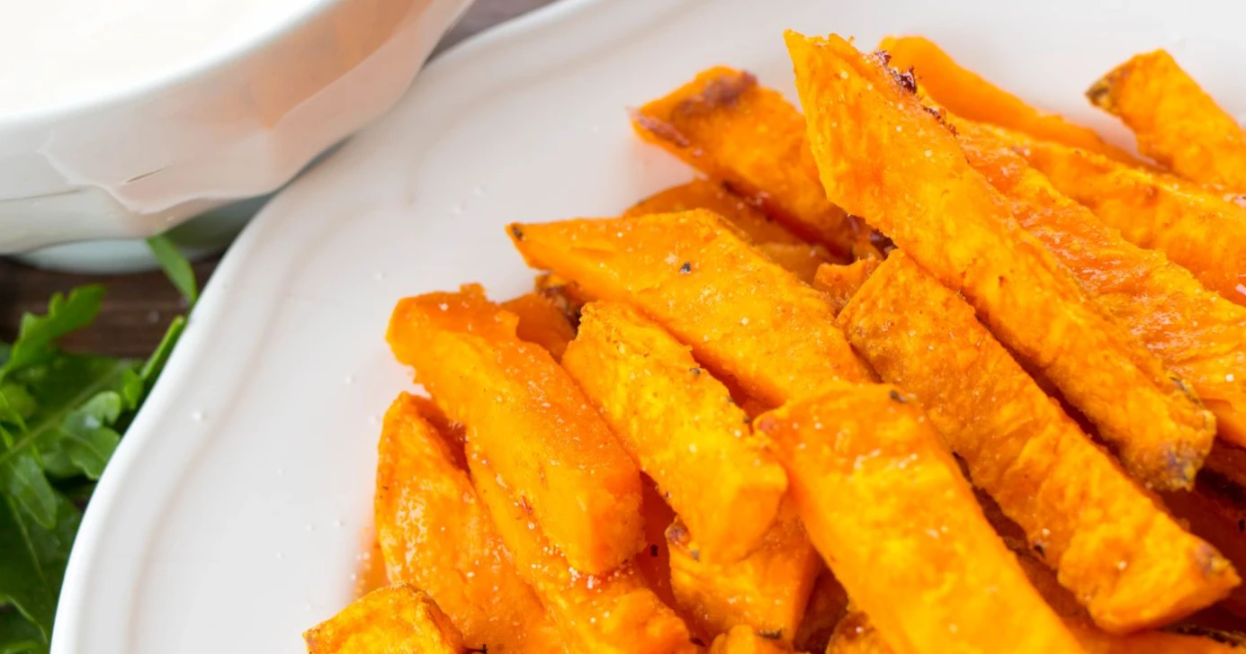 Bataattiranskalaiset valkoisella lautasella.