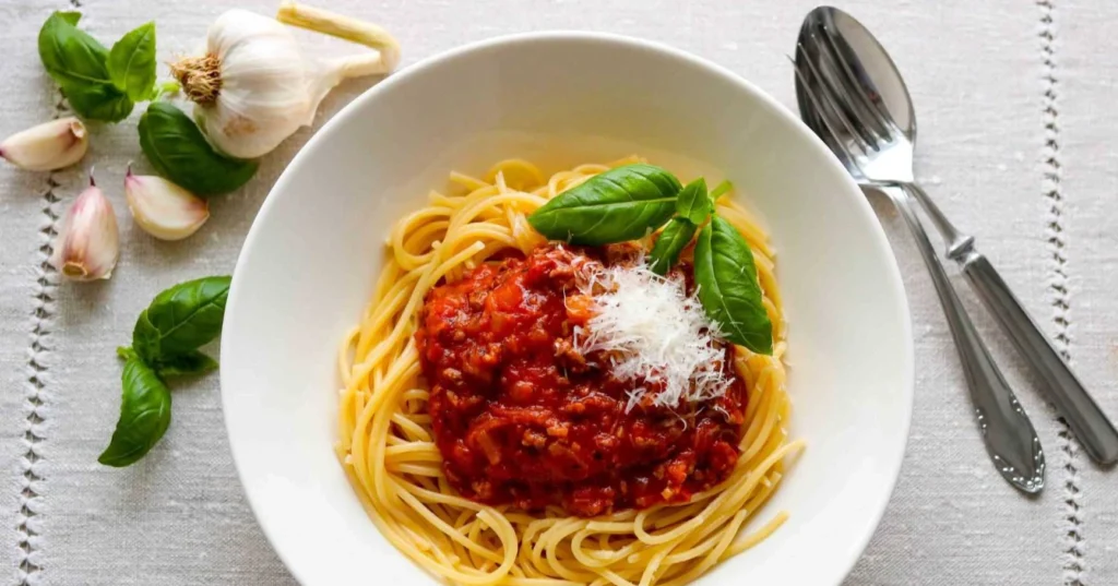 Bolognese pastan kanssa lautasella.