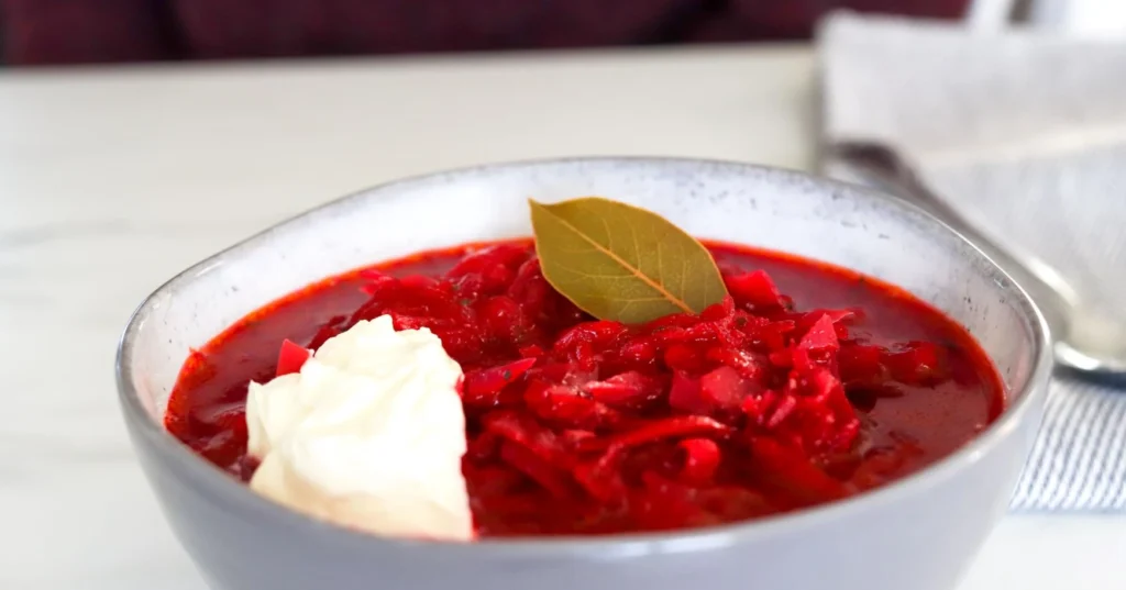 Borssikeitto kulhossa smetanan kanssa.