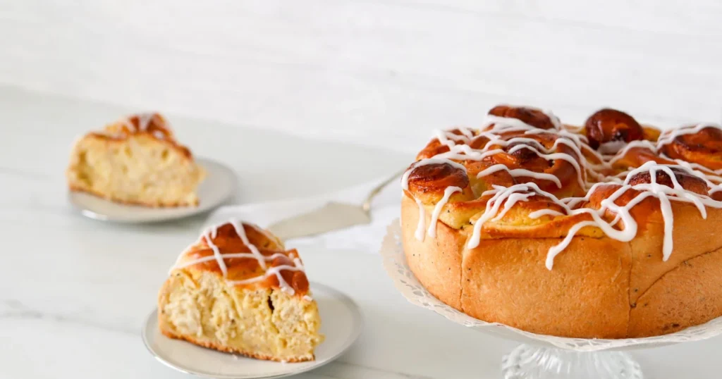 Bostonkakku, josta on leikattu kaksi palaa.