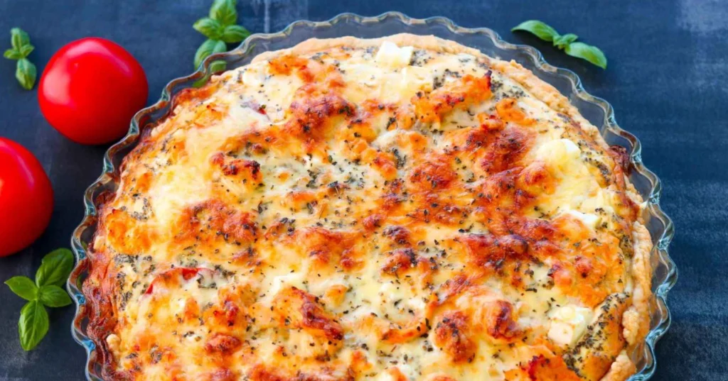 Broileri-fetapiirakka pyöreässä lasivuoassa.