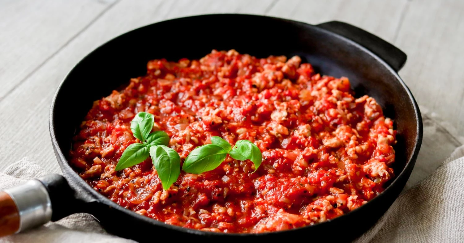 Broilerin jauhelihasta tehty kastike paistinpannulla.