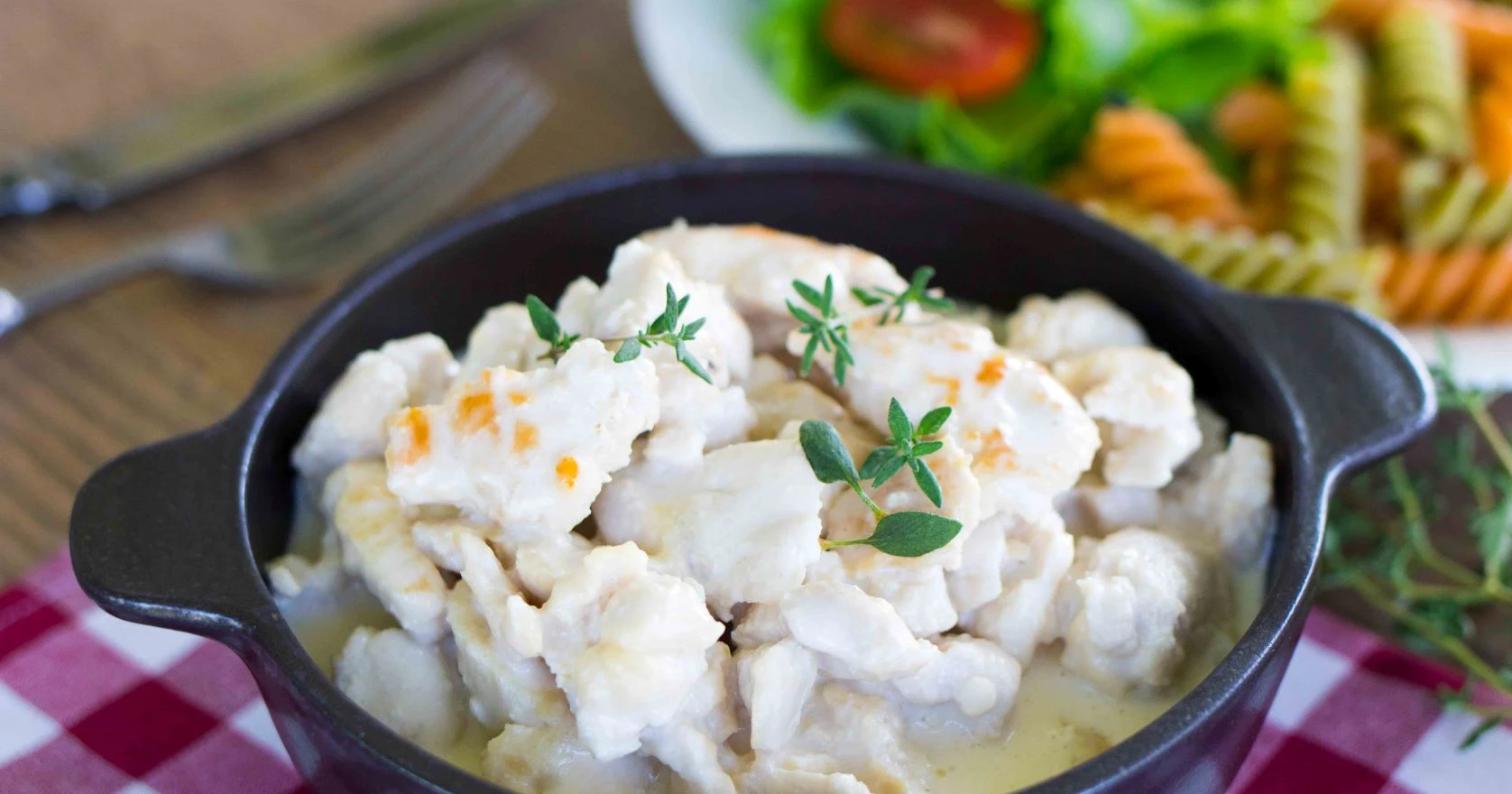 Nopeasti valmistuva broilerikastike ruskeassa kulhossa.