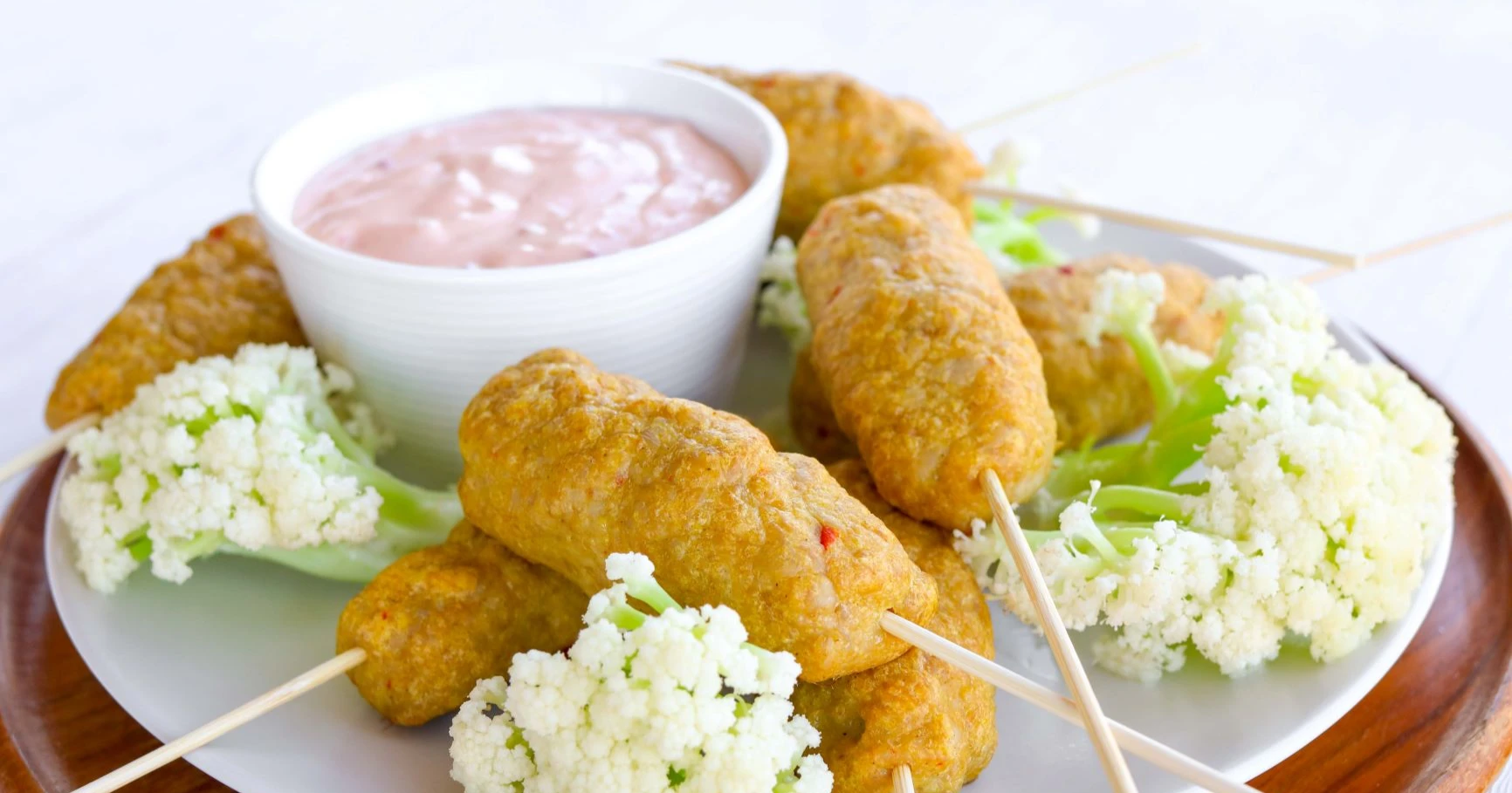 Broilerikepakot kypsennetyn varsikukkakaalin vierellä.