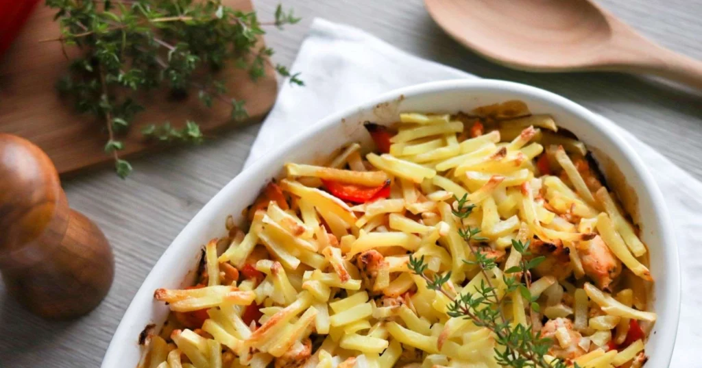 Broilerikiusaus uunivuoassa timjamilla koristeltuna.