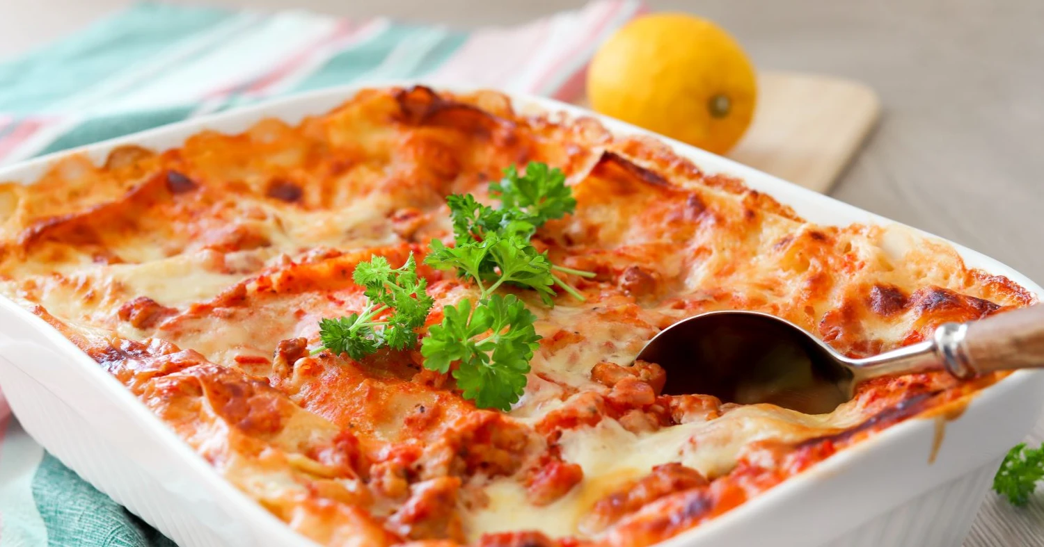 Broilerilasagne persiljalla koristeltuna.