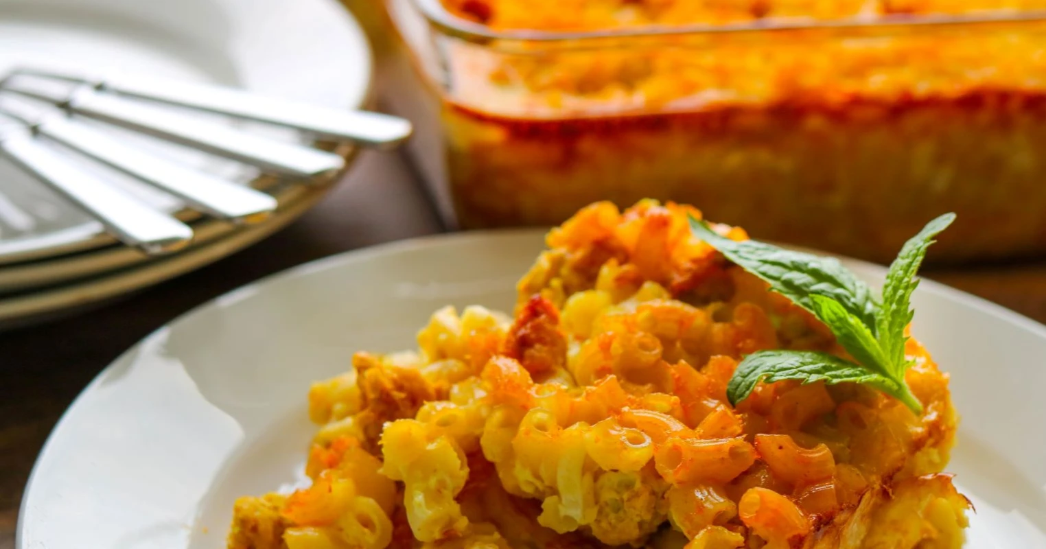 Broilerimakaronilaatikkoa lautasella sekä mintun lehti.