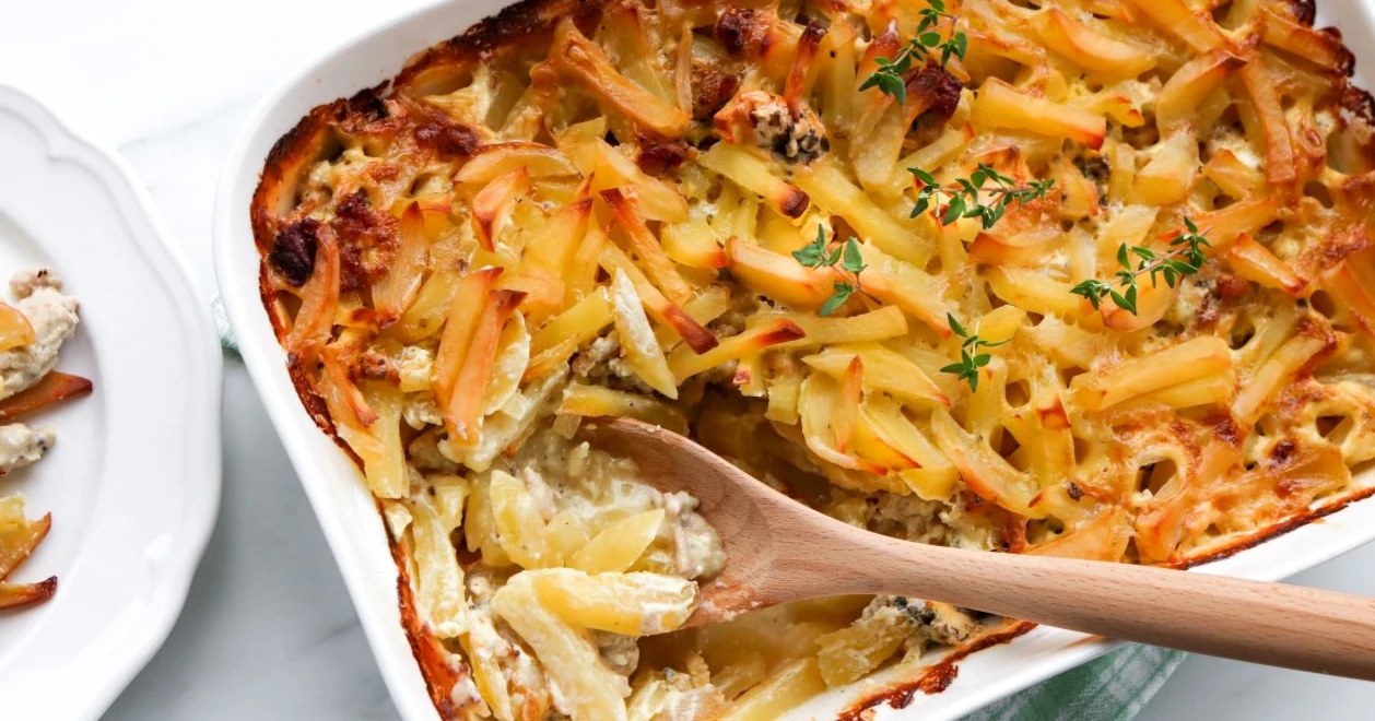 Broilerijauhelihakiusausta jota otetaan puisella kauhalla.