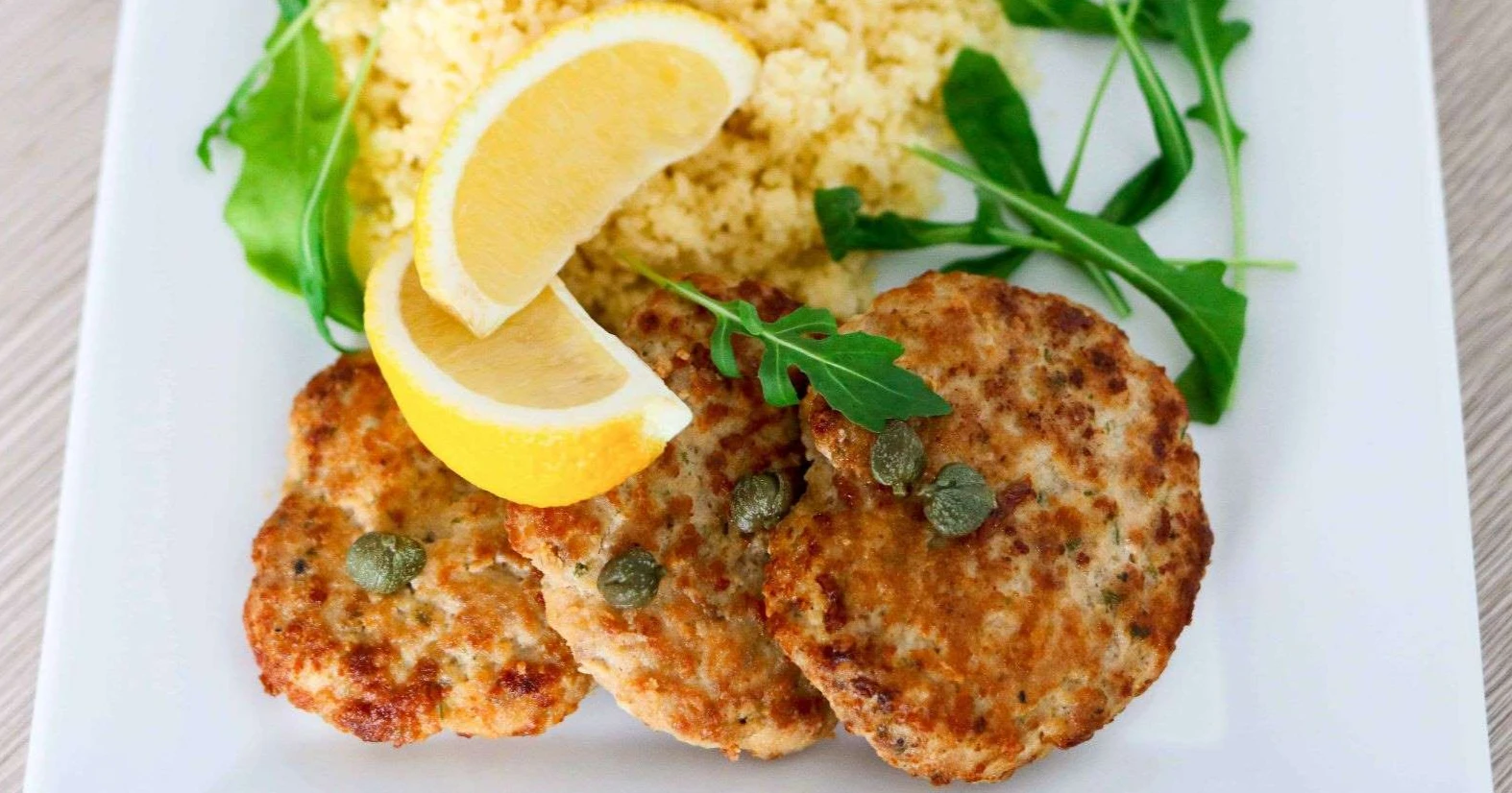 Broilerin jauhelihasta tehtyjä pihvejä sitruunan kanssa.