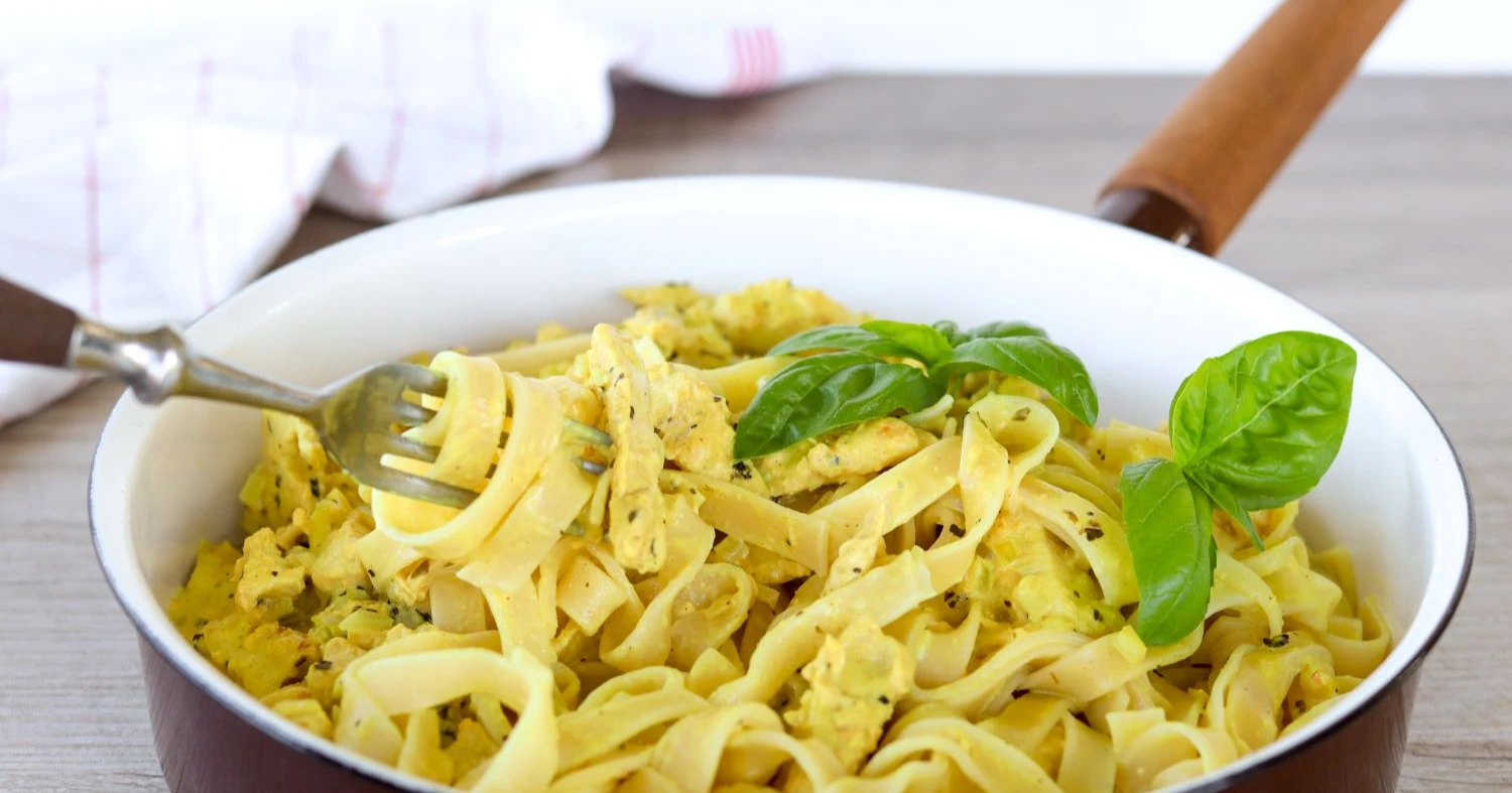 Nopea broileripasta ruskeareunaisella pannulla.