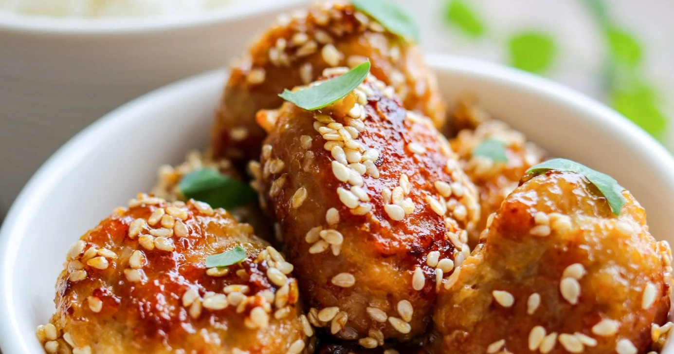 Broileri-teriyakipyöryköitä, joiden pinnalla on seesaminsiemeniä.