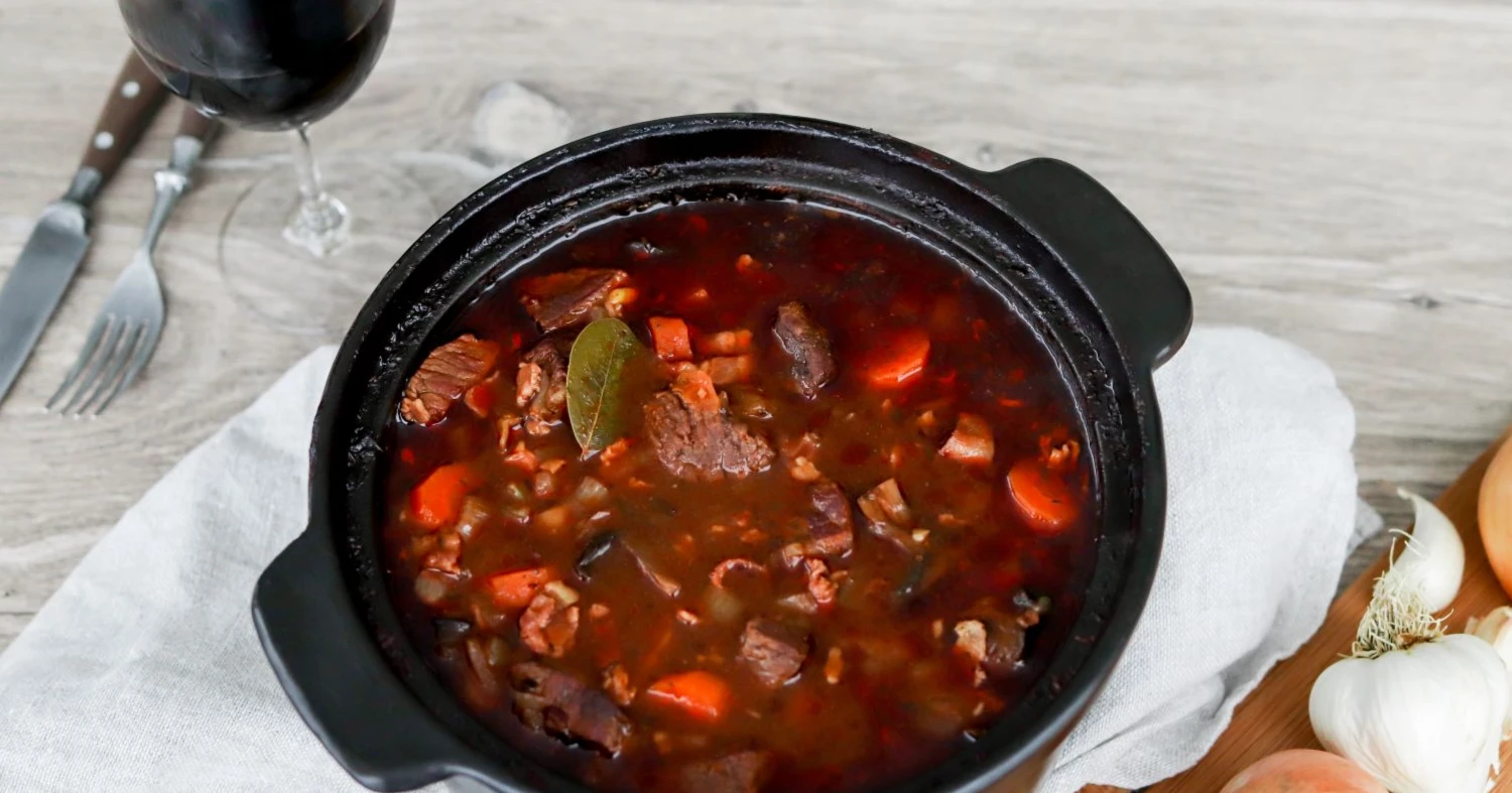 Burgundinpata mustassa uunivuoassa paistamisen jälkeen.