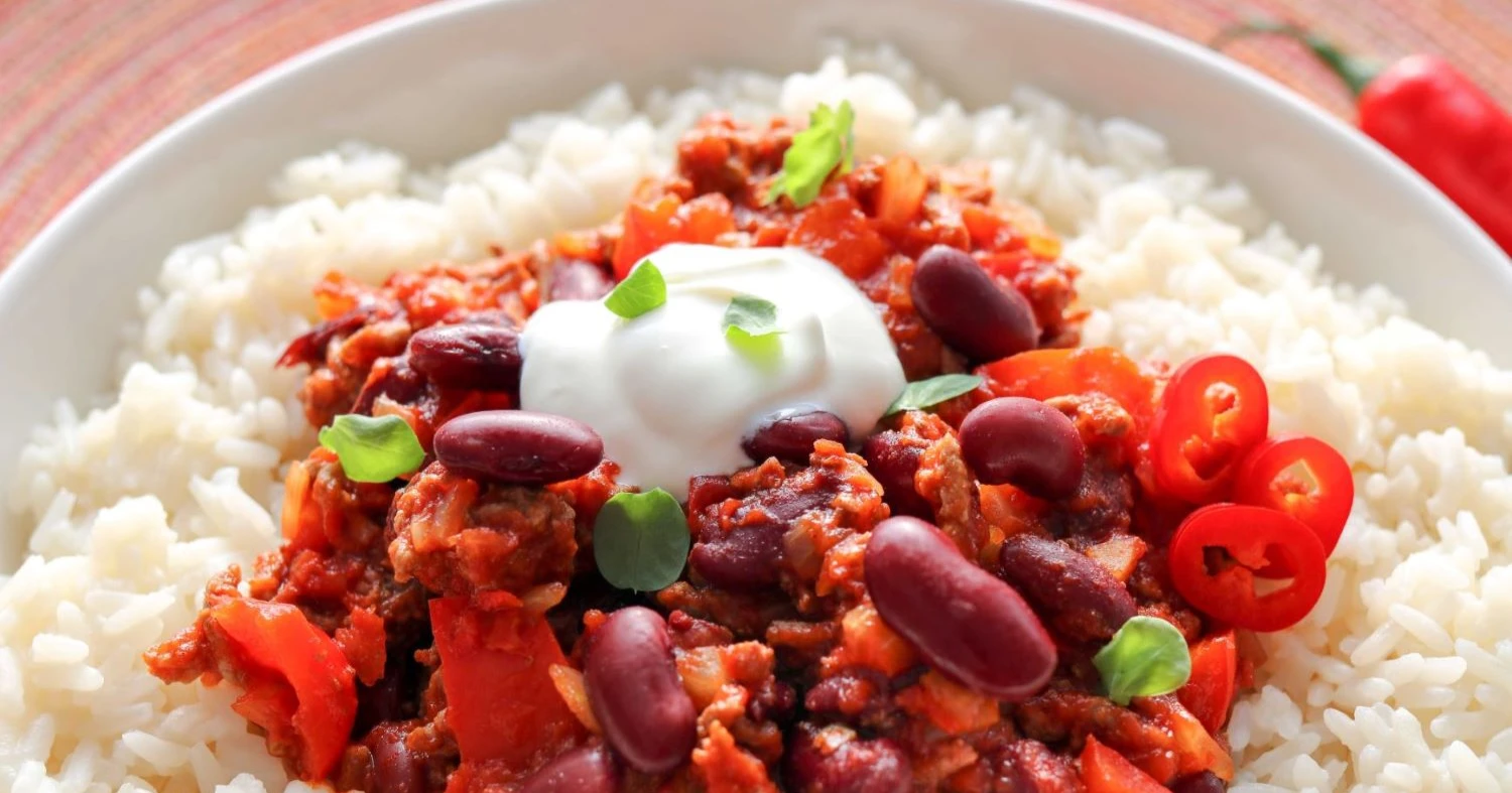 Chili con carne valkoisen riisin ja ranskankerman kanssa.