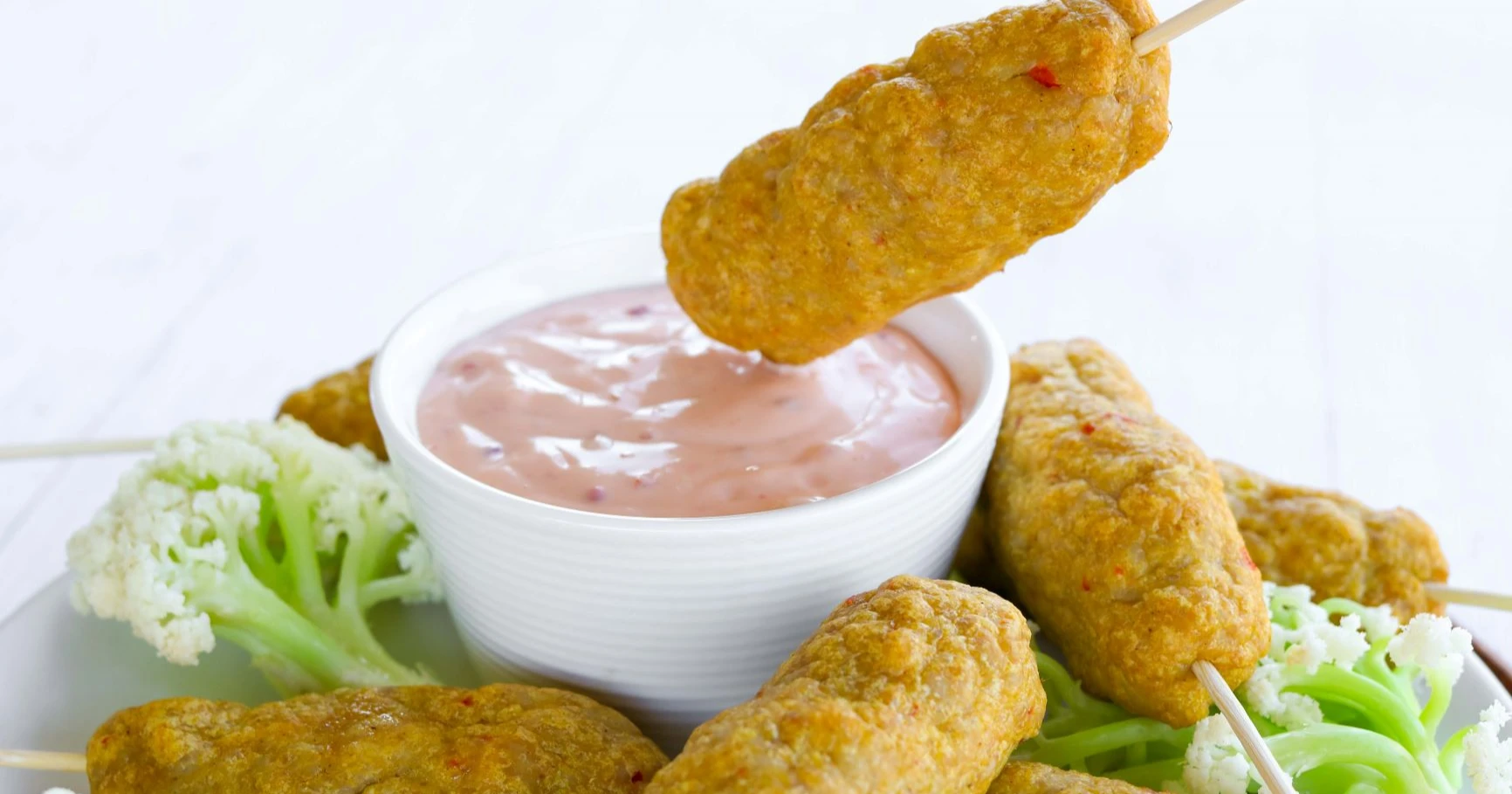 Chilimajoneesi pienessä kulhossa.