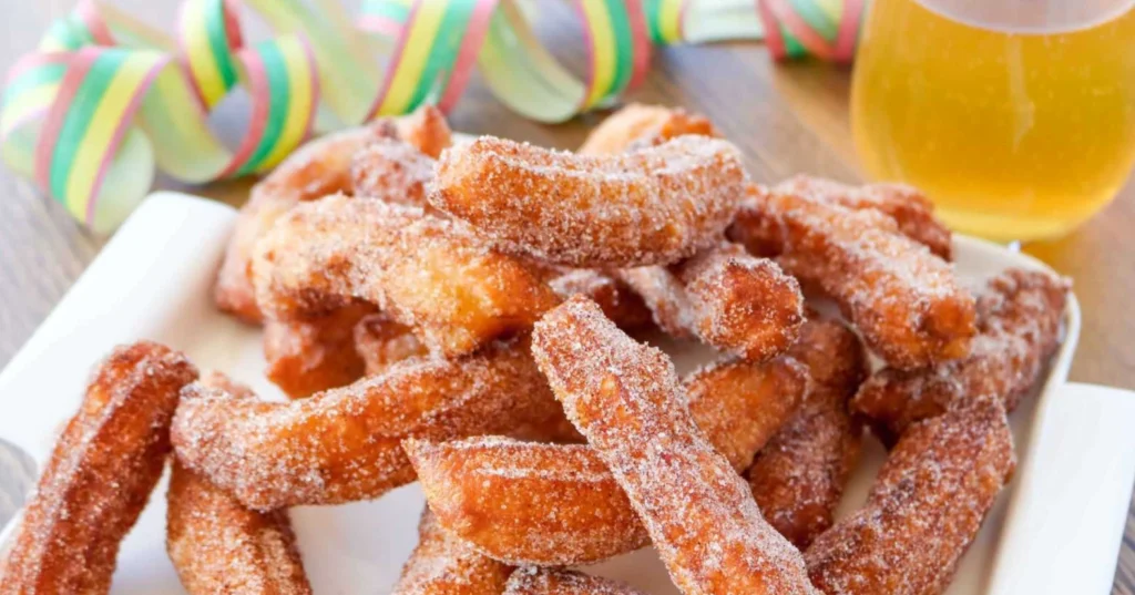 Churrot, jotka on pyöritelty kaneli-sokerissa.