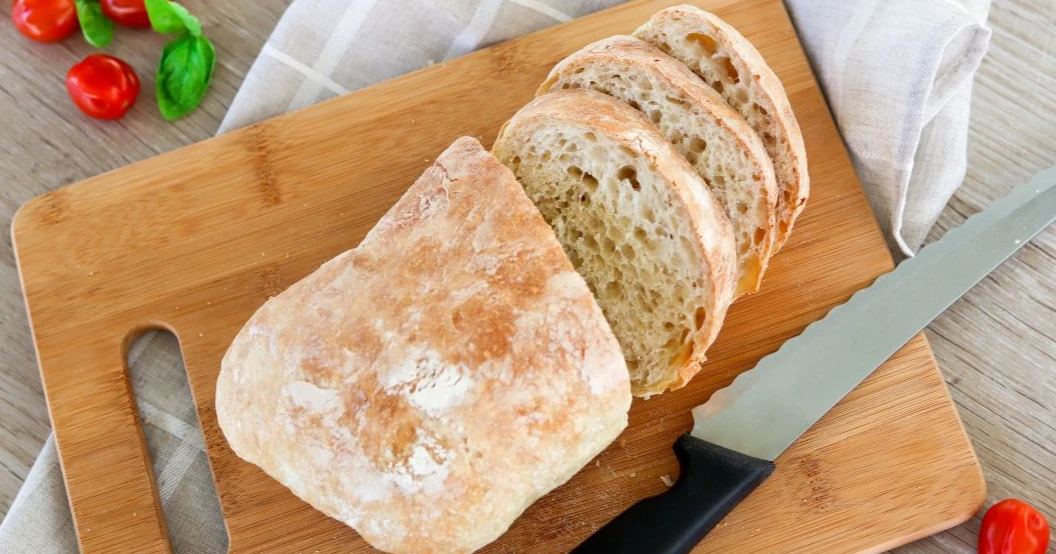Ciabatta leikkuulaudalla osin viipaloituna.