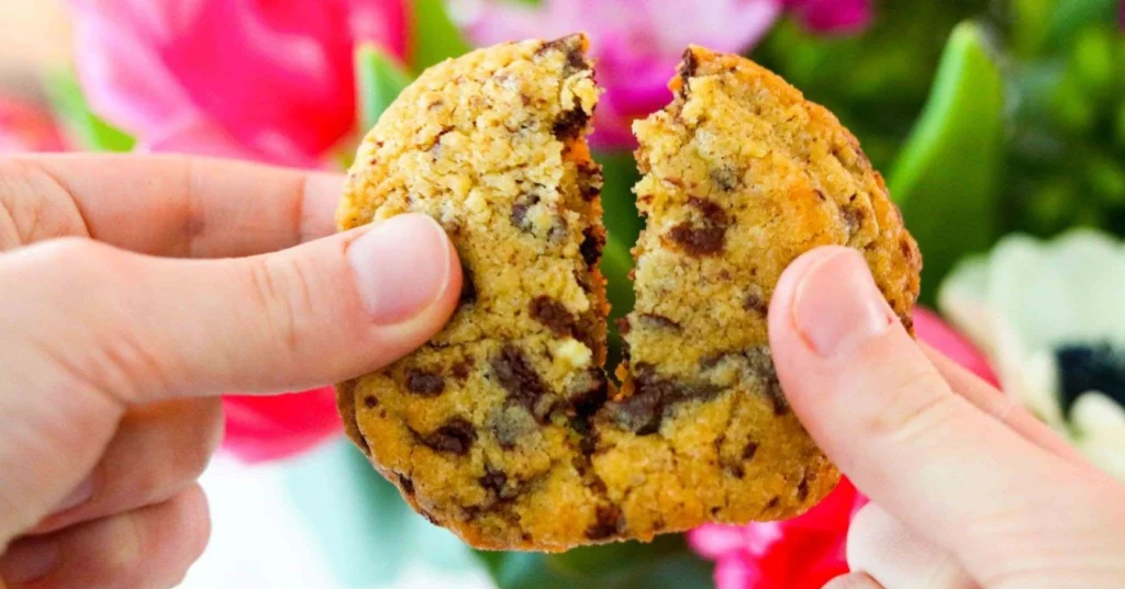 Cookies-keksi halkaistuna.