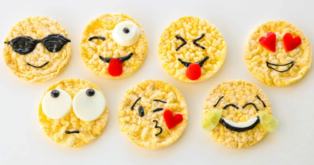 Emojin näköiset riisikakut.