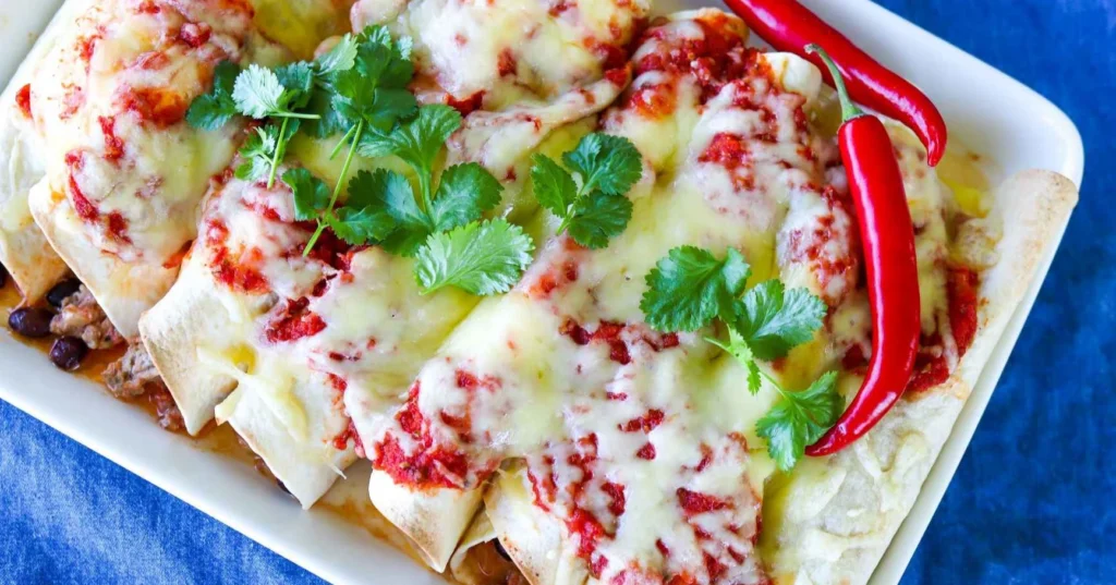 Jauhelihatäytteiset enchiladat paistamisen jälkeen.