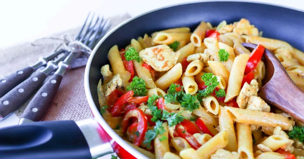 Värikäs fajita-kanapasta paistinpannulla.