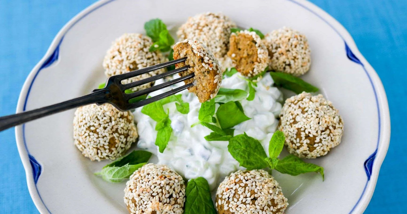 Uunissa paistetut falafel-pyörykät kylmän kastikkeen kera.