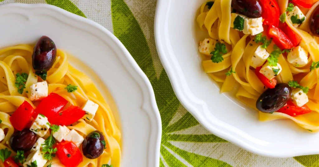 Fetapasta lautasilla.