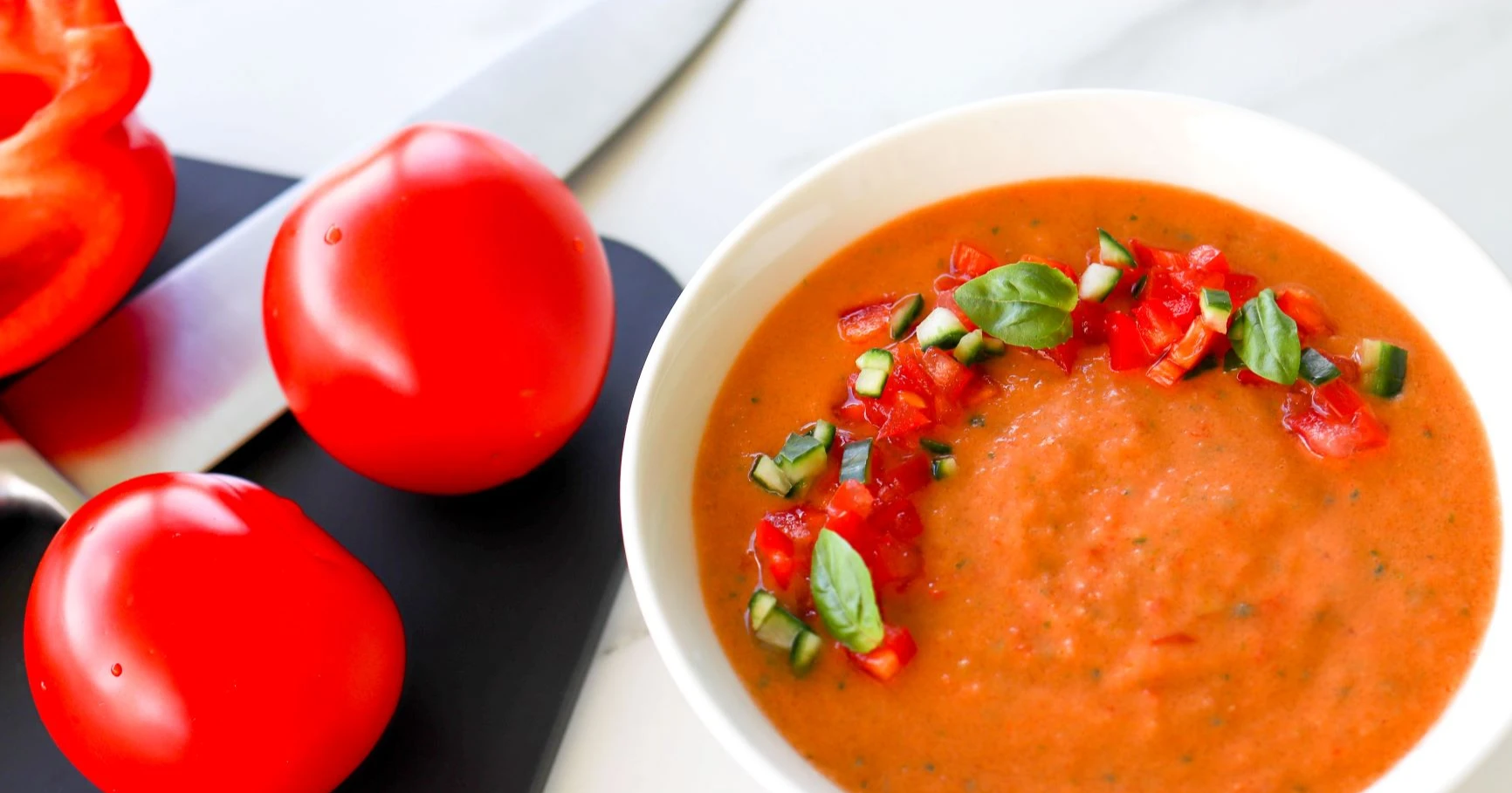Gazpacho-keittoa kulhossa.