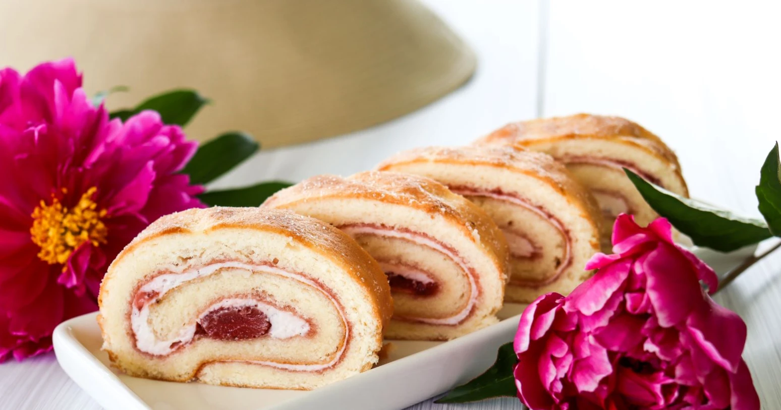 Gluteeniton kääretorttupohja hillolla ja rahkalla täytettynä.