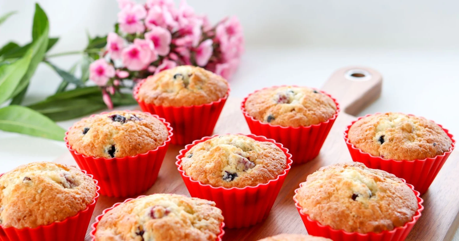 Gluteenittomat muffinssit punaisissa silikonivuoissa.