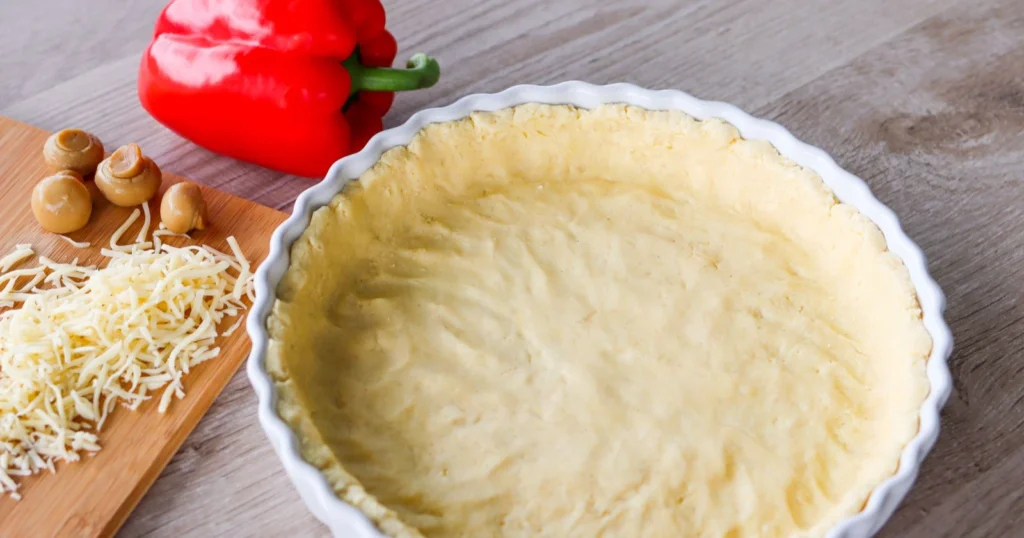 Gluteeniton piirakkapohja ennen täyttämistä.