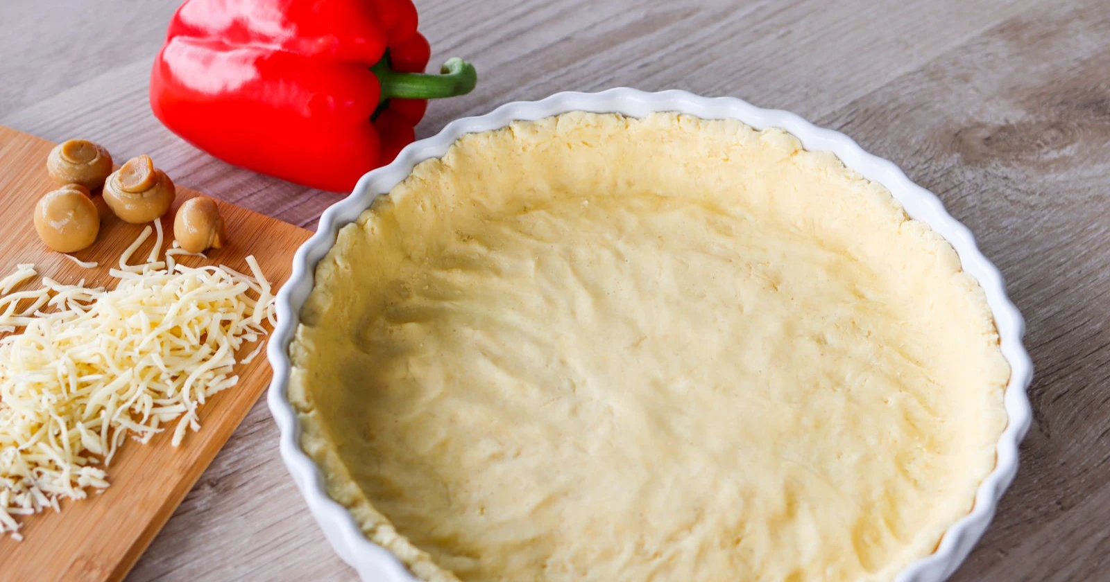 Gluteeniton piirakkapohja ennen täyttämistä.