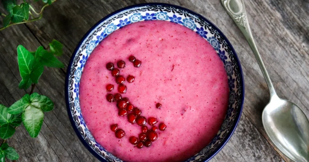 Gluteeniton puolukkapuuro kulhossa, jossa on sinisiä kukkia.