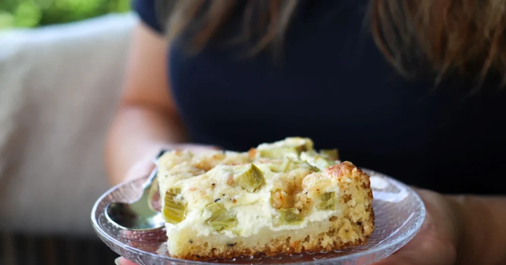 Gluteeniton raparperipiirakka lautaselle leikattuna palana.