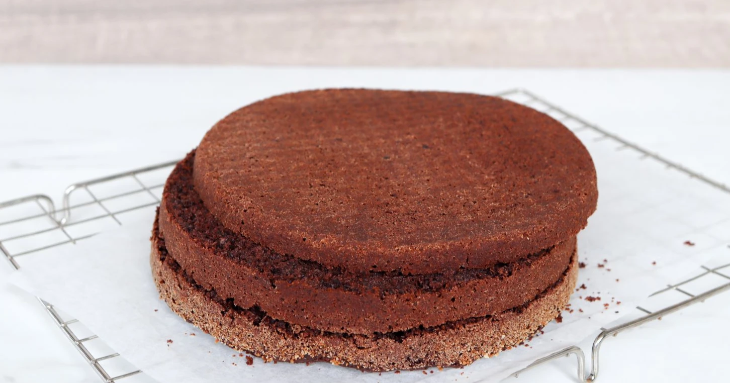 Gluteeniton suklaakakkupohja kolmeen osaan leikattuna.